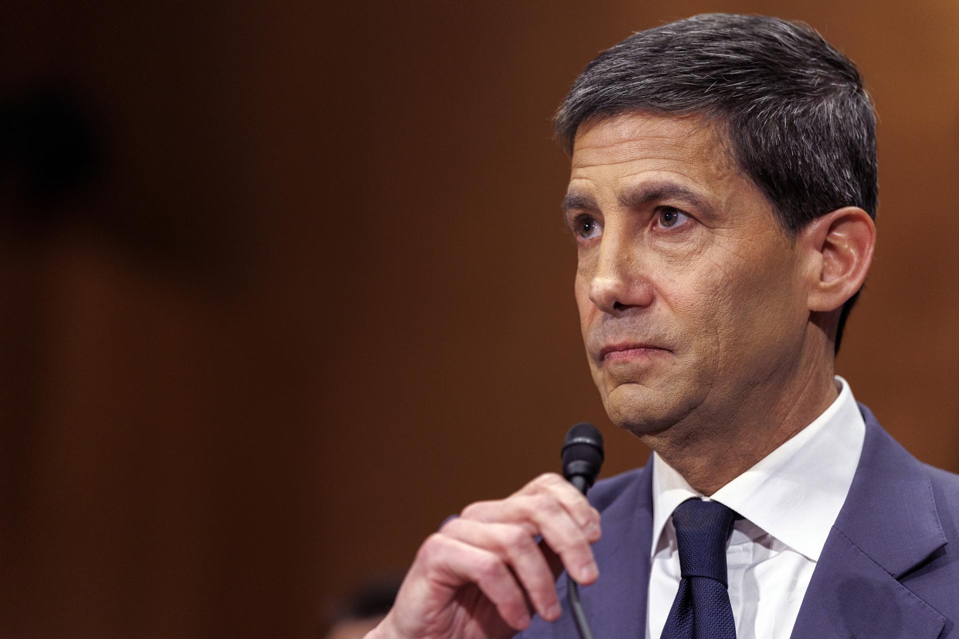 WASHINGTON (United States), 21/04/2026.- Kevin Warsh testifies during a Senate Banking Committee hearing at the US Capitol in Washington, DC, USA, 21 April 2026. Warsh is President Donald Trump’s nominee to serve as the next chair of the US Federal Reserve, succeeding Jerome Powell when Powell’s term as chair ends on 15 May 2026. EFE/EPA/WILL OLIVER