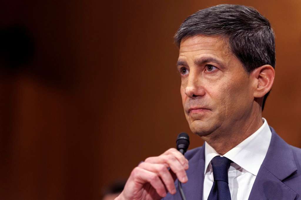WASHINGTON (United States), 21/04/2026.- Kevin Warsh testifies during a Senate Banking Committee hearing at the US Capitol in Washington, DC, USA, 21 April 2026. Warsh is President Donald Trump’s nominee to serve as the next chair of the US Federal Reserve, succeeding Jerome Powell when Powell’s term as chair ends on 15 May 2026. EFE/EPA/WILL OLIVER
