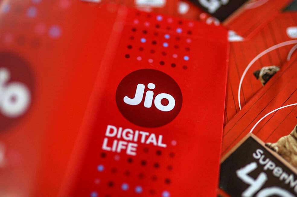 Facebook obtendrá el control del 9,99 % de Jio Platforms del conglomerado Reliance Industries. / Bloomberg
