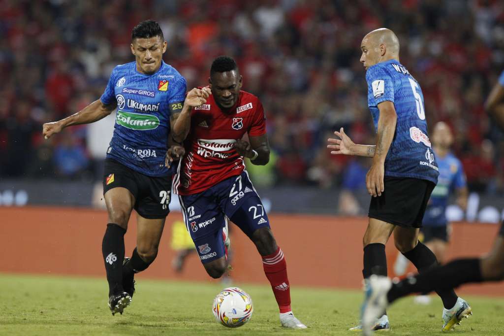 AME7977. MEDELLÍN (COLOMBIA), 04/12/2022.- Diber Cambindo (c) de Independiente Medellín disputa el balón con Jhonny Vasquez (i) de Deportivo Pereira, hoy en el partido de ida de la final de la Liga Betplay de Colombia entre Independiente Medellín y Deportivo Pereira en el estadio Atanasio Girardot en Medellín (Colombia). EFE/Luis Eduardo Noriega A.