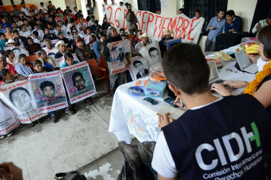 Representantes de la CIDH sostuvieron una reunión con familiares de los 43 estudiantes desaparecidos de Iguala. / EFE