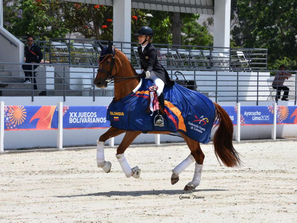 Mariana Atehortúa y Justify compitiendo en los Juegos Bolivarianos Ayacucho-Lima 2025.