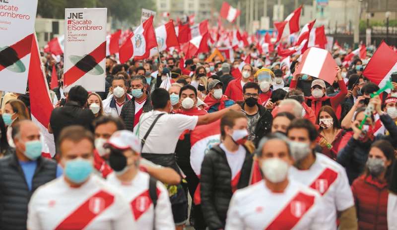 En medio de las protestas por supuesto fraude electoral en Perú y contra la ajustada victoria del candidato Pedro Castillo -a falta de la decisión final de los jurados electorales-, los seguidores de Fujimori, acompañados por la política en persona, salieron con estos símbolos y antorchas a marchar