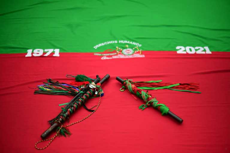 Bandera y bastones de autoridades indígenas del Consejo Regional Indígena del Cauca (CRIC),