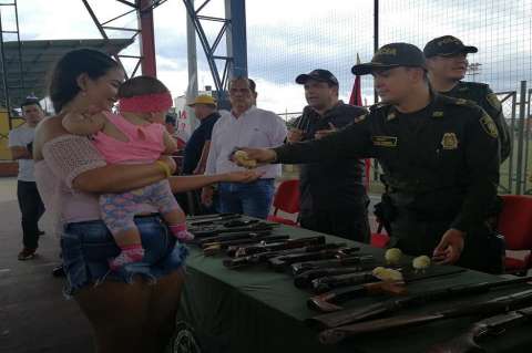 Ciudadanos entregan sus armas a cambio de mercados en Cúcuta