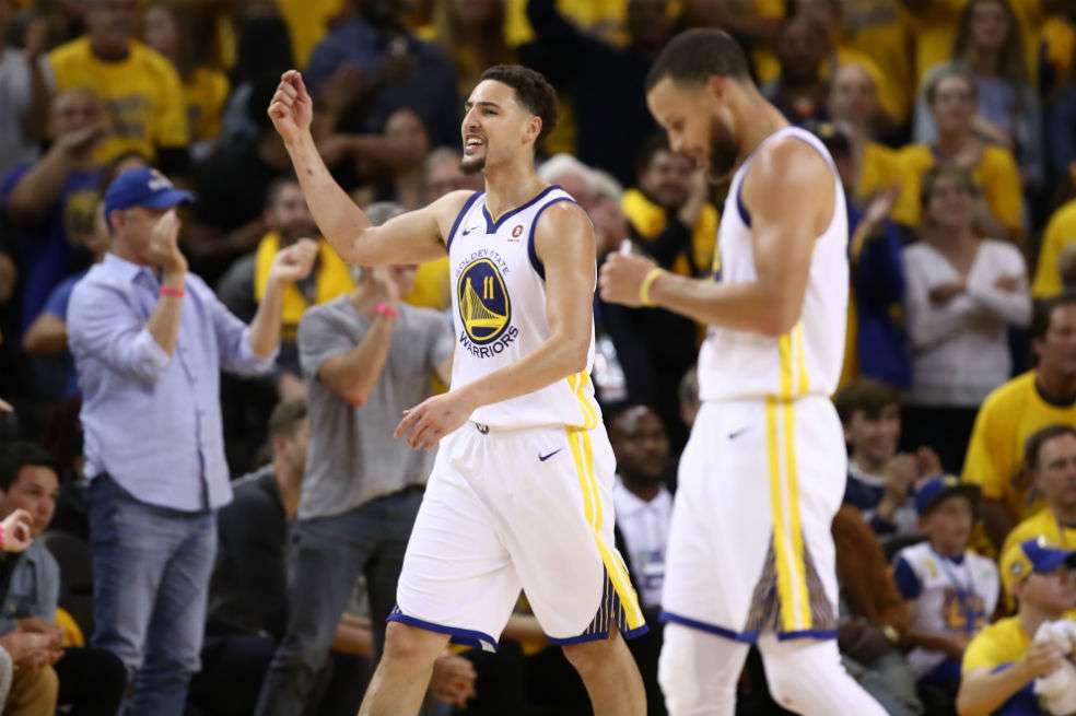 Klay Thompson (izqu.) fue el jugador más destacado de la noche. / AFP