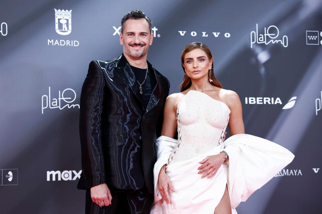 MADRID, 27/04/2025.- Los presentadores de la gala, la actriz mexicana Aislinn Derbez y el actor español Asier Etxeandía posan en el photocall previo a la entrega de los Premios Platino, este domingo en IFEMA, en Madrid. EFE/ Daniel González
