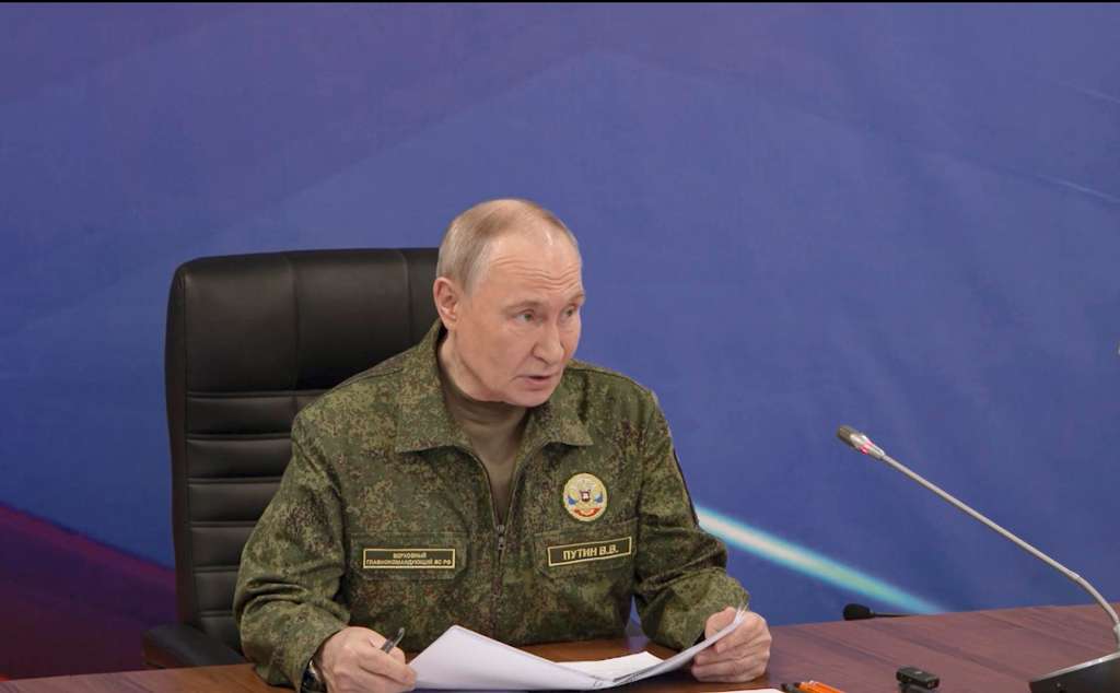 - (Russian Federation), 27/12/2025.- A still image taken from a handout video provided on 27 December 2025 by the Kremlin.ru shows Russian President Vladimir Putin during a visit to a command post of Russian Army amid the Russian-Ukrainian conflict in an undisclosed location. Russian forces have taken control of the town of Dimitrov (Mirnograd) in the Donetsk People's Republic (DPR) and the town of Gulyaipole in the Zaporozhye region, Russian General Staff Chief Valery Gerasimov said. (Rusia, Ucrania) EFE/EPA/KREMLIN.RU / HANDOUT HANDOUT EDITORIAL USE ONLY/NO SALES