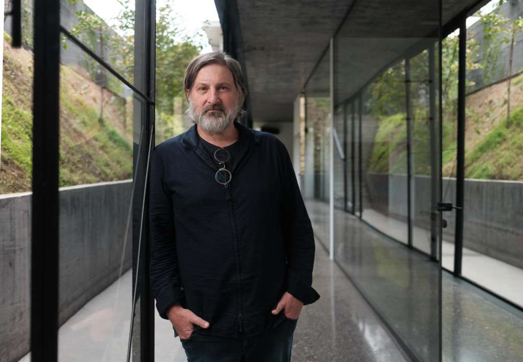 Entre las obras destacadas del arquitecto chileno Smiljan Radić Clarke se encuentra el Serpentine Gallery Pavilion (2014) y el Teatro Regional del Bío-Bío (2018).