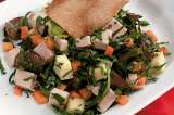 Ensalada de pavo ahumado con uvas y vinagreta de semillas de mostaza