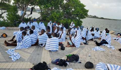 Más de 100 migrantes haitianos llegaron al sur de Florida en un velero