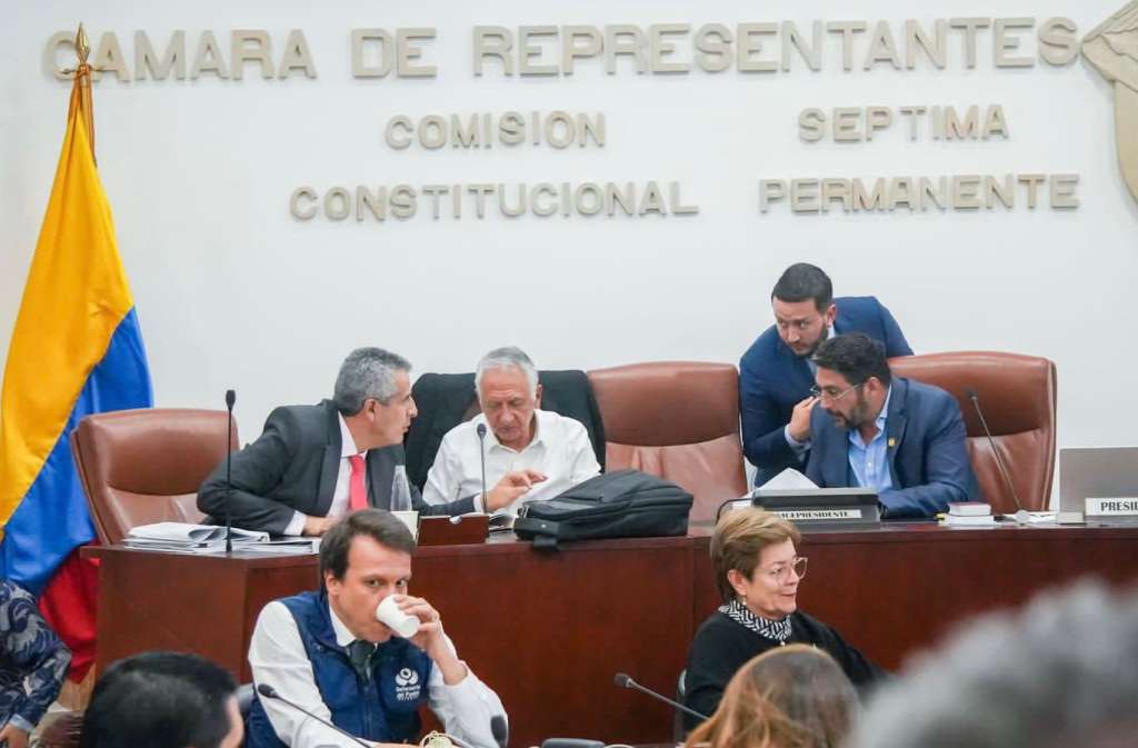 Congresistas de la oposición denuncian que la reforma a la salud se está aprobando a pupitrazo y con vicios de trámite