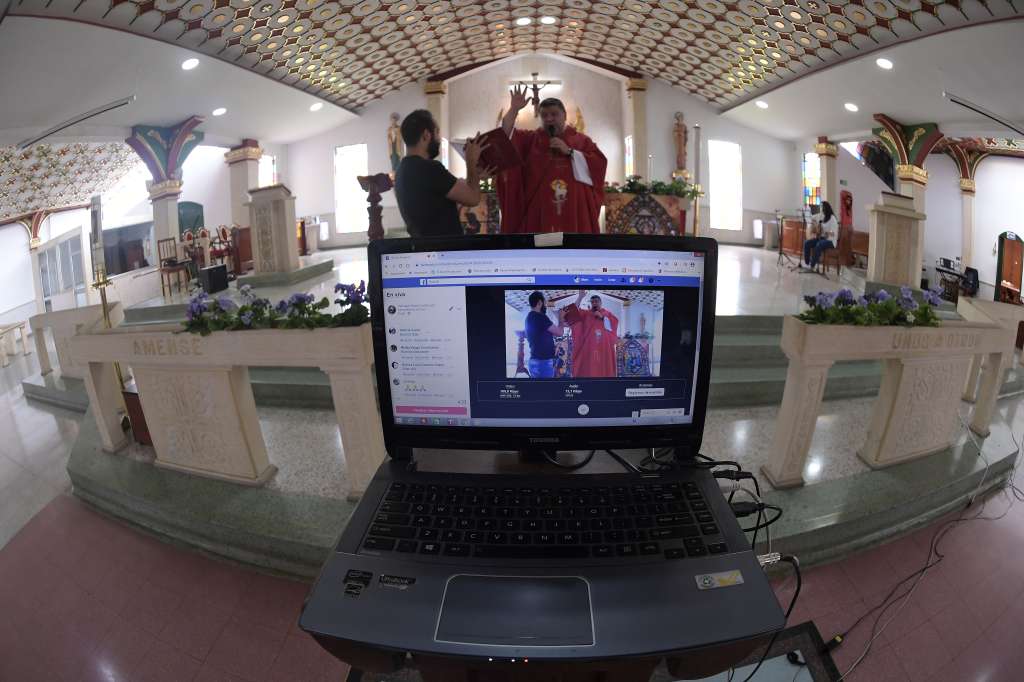 El padre Mauricio Cuellar, de la parroquia Santa Cecilia transmite la misa por internet, ya que los fieles no pueden asistir al templo, a causa del Covid-19.