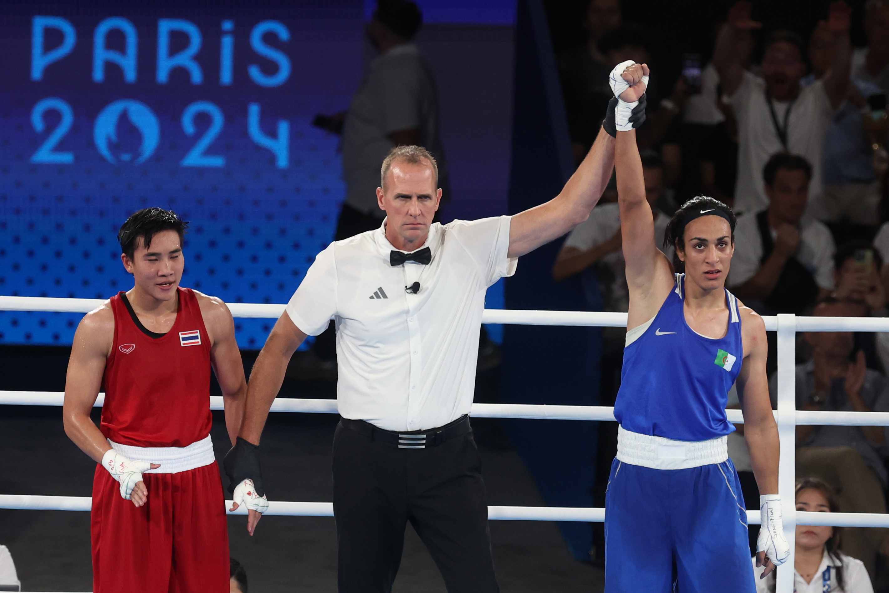 Paris (France), 06/08/2024.- Imane Khelif of Algeria (blue) celebrates winning against Janjaem Suwannapheng of Thailand (red) in their Women's 66kg semifinal of the Boxing competitions in the Paris 2024 Olympic Games, at Roland Garros in Paris, France, 06 August 2024. (Francia, Tailandia) EFE/EPA/MOHAMMED BADRA