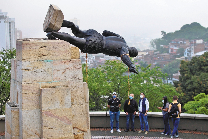 Para el pueblo misak, la figura de Sebastián de Belalcázar representa la violación de sus derechos. / AFP

