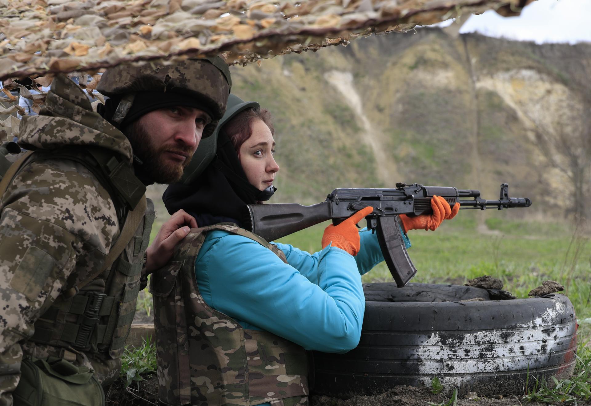 KHARKIV (Ukraine), 11/04/2025.- Ukrainians attend military training for civilians conducted by servicemen of the 58th Motorized Brigade at a shooting range in the Kharkiv region, Ukraine, 11 April 2025, amid the ongoing Russian invasion. Organized by the National Resistance Training Center, the training equips civilians with basic knowledge of weapons, tactics, and medicine for home defense. Participants practiced firing automatic weapons at stationary targets and countering enemy sabotage and reconnaissance groups. Over 600 civilians completed the training in 2024, with around 400 currently enrolled. (Rusia, Ucrania) EFE/EPA/SERGEY KOZLOV