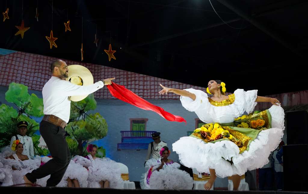 Las candidatas, provenientes de diversas regiones e incluso del exterior, debían demostrar conocimiento cultural, habilidades artísticas y dominio del baile tradicional.