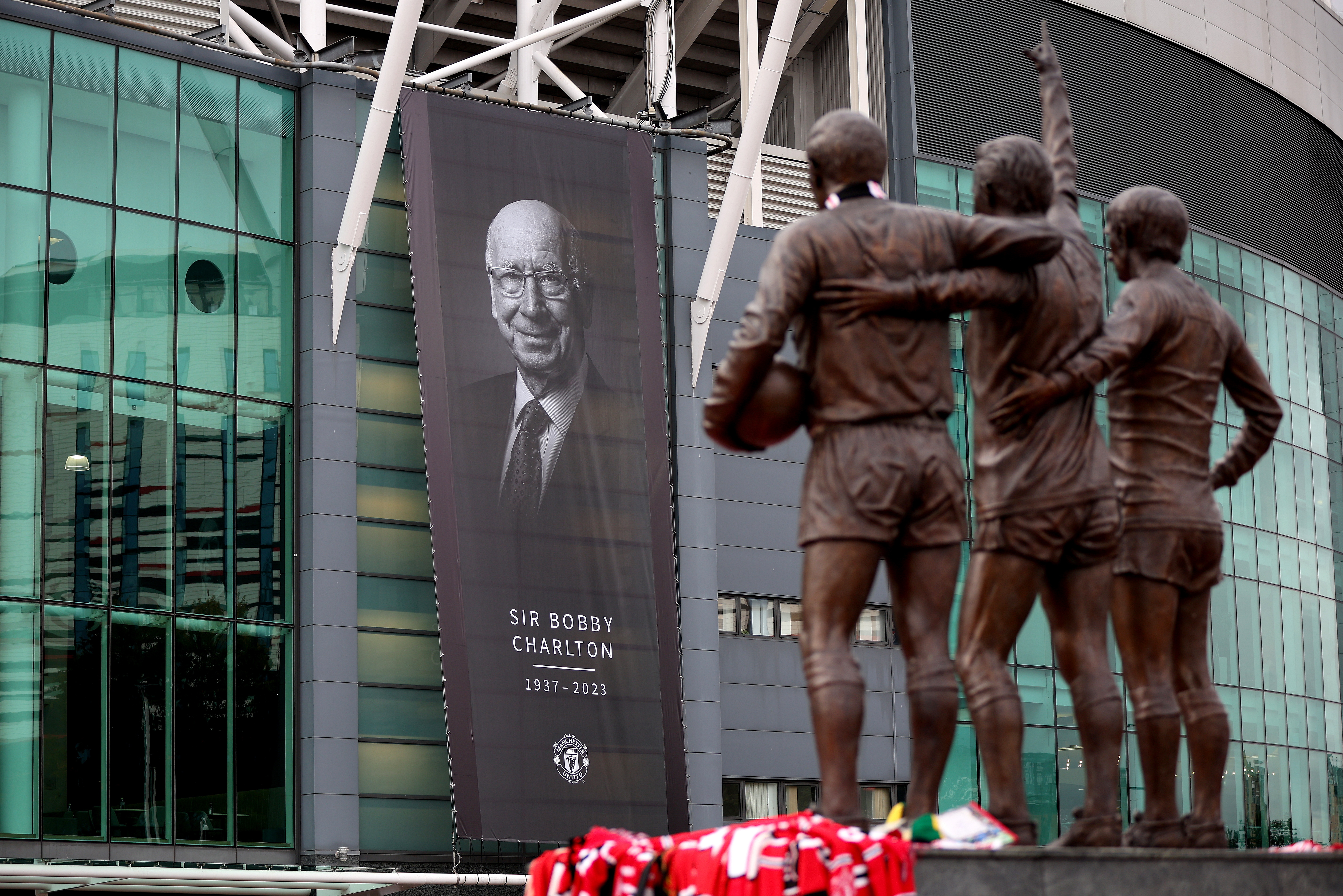 -FOTODELDÍA- MANCHESTER (REINO UNIDO), 24/10/2023.- Una imagen del exfutbolista, recientemente fallecido, Bobby Charlton, en el estadio de Old Trafford de Manchester, este martes, antes del partido de Liga de Campeones entre el Manchester United y el Copenhague. EFE/ADAM VAUGHAN