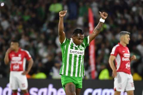 Con doblete de Morelos y controversia, Nacional venció a Santa Fe y escaló en la tabla