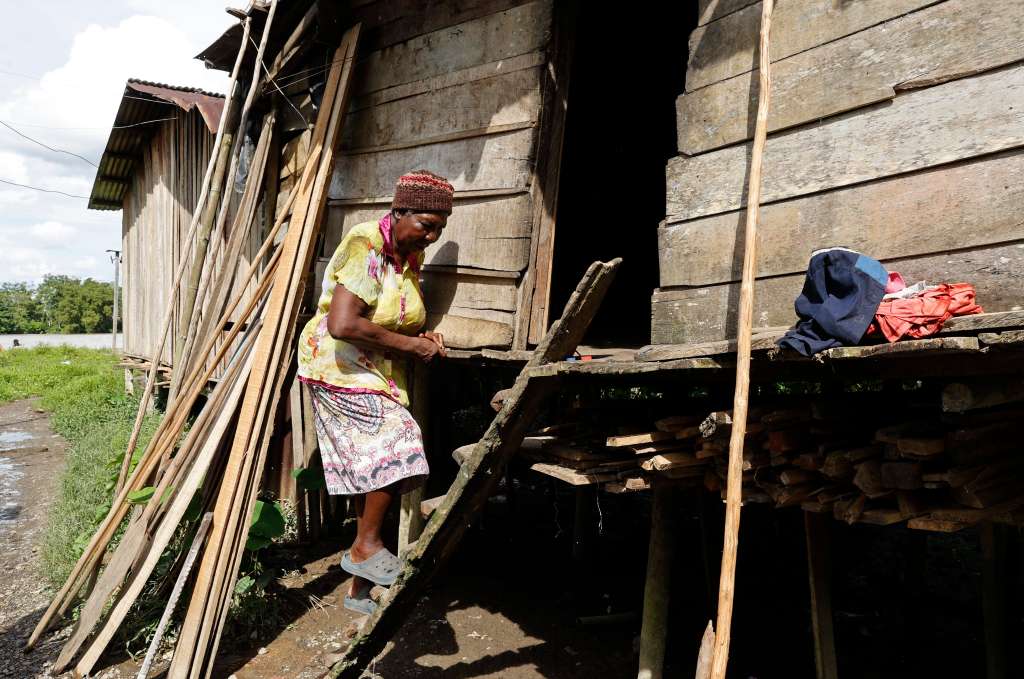 AME4484. QUIBDÓ (COLOMBIA), 06/06/2024.- Domitila Menas llega a un casa para realizar un control médico a una embarazada el 27 de mayo de 2024 en Quibdó (Colombia). La partería ancestral de comunidades afro e indígenas es patrimonio cultural de Colombia y desde el año pasado también Patrimonio de la Humanidad por la Unesco. En el Chocó, según la Asociación de Parteras de este departamento (Asoredipar), hay 1.500 parteras y parteros. EFE/ Mauricio Dueñas Castañeda