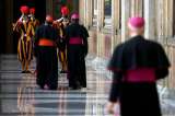 Cardenal Bertone denuncia "calumnias" en libros con filtraciones del Vaticano
