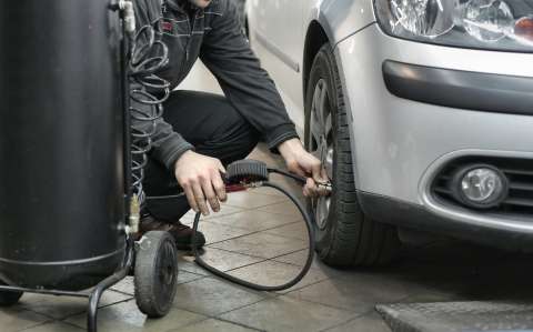 ¿Cómo saber la presión de aire adecuada para las llantas del carro?