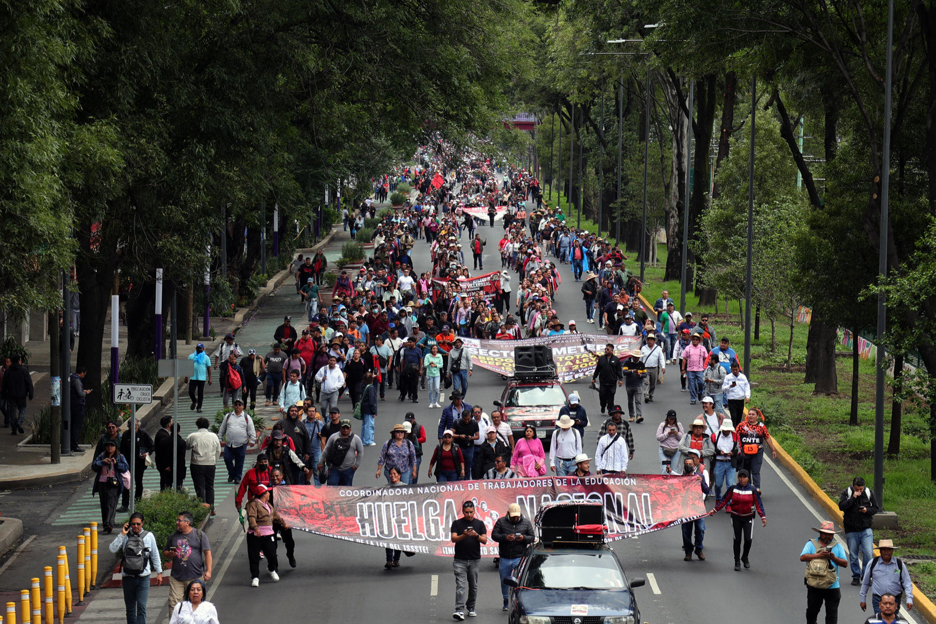 MEX5345. CIUDAD DE MÉXICO (MÉXICO), 09/06/2026.- Personas se manifiestan este martes, en Ciudad de México (México). Cientos de docentes mexicanos dieron un nuevo paso en las protestas que mantienen desde hace días al organizar una marcha que tiene el objetivo de llegar al Estadio Ciudad de México (antes conocido como el Azteca), sede de la jornada inaugural del Mundial de fútbol 2026. EFE/ Madla Hartz