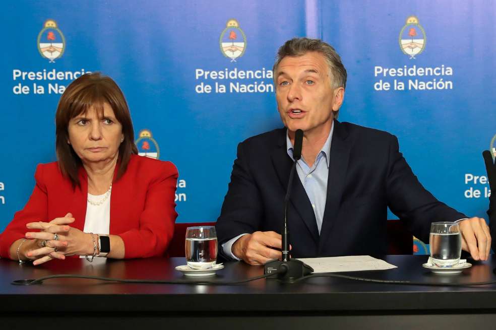 El presidente Mauricio Macri (derecha) y la ministra de Seguridad, Patricia Bullrich (izquierda) señalaron a las barras bravas como los culpables de los hechos ocurridos el sábado en el marco del partido de vuelta de la final de la Copa Libertadores. / EFE
