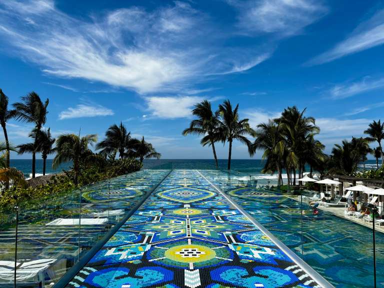 El Camino Huichol, uno de los íconos de W Punta de Mita, fue creado con más de 751.000 mosaicos, puestos a mano, que juntos componen los elementos más emblemáticos de la cultura wixarika, como el peyote, el águila, el venado y mucho más.