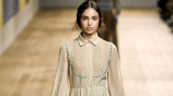 Dior presentó su último desfile de alta costura con bordados y boho chic.