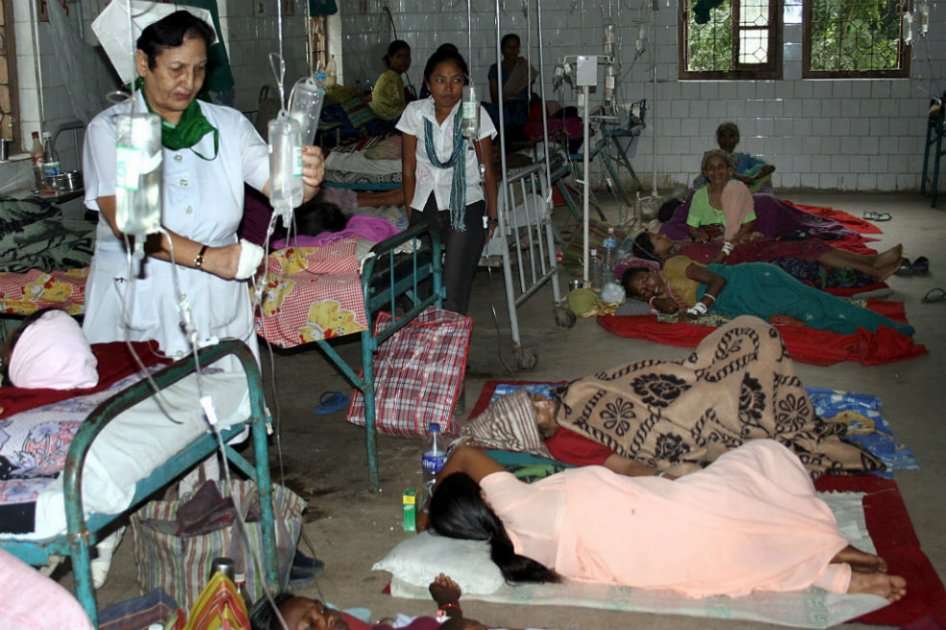Pacientes enfermos de malaria reciben tratamiento en el hospital de Naxalbari, a 52 km al oeste de Siligury, India