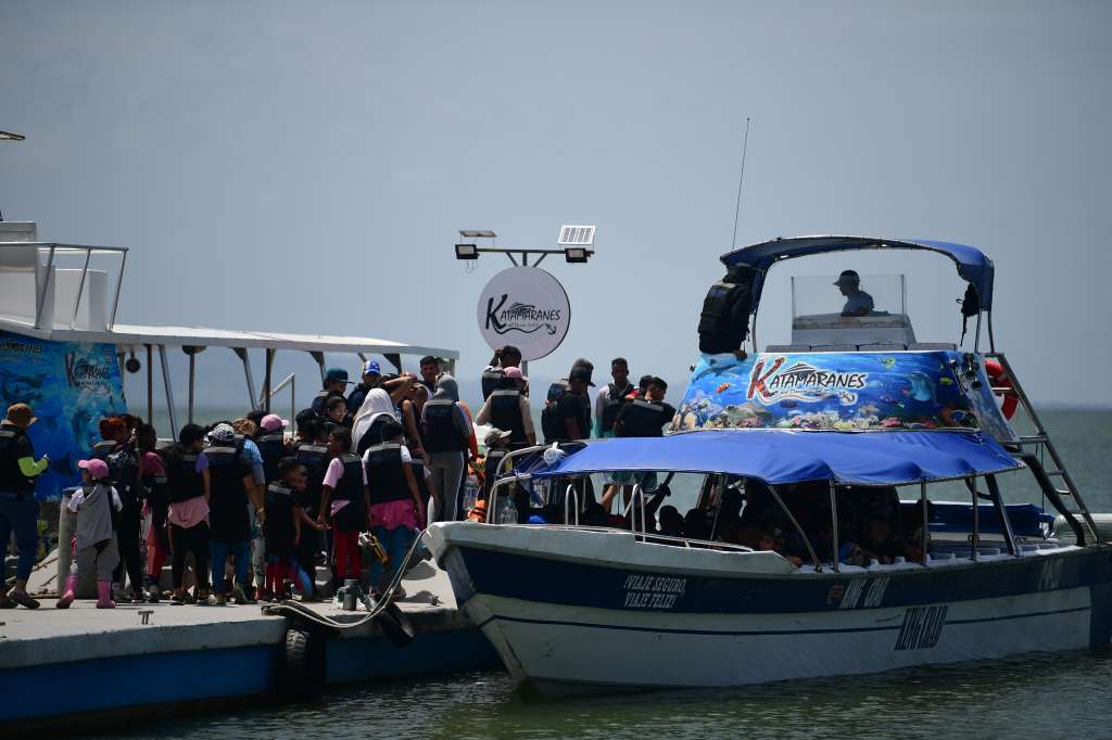 Migrantes en las playas de Necoclí para comenzar su ruta migratoria