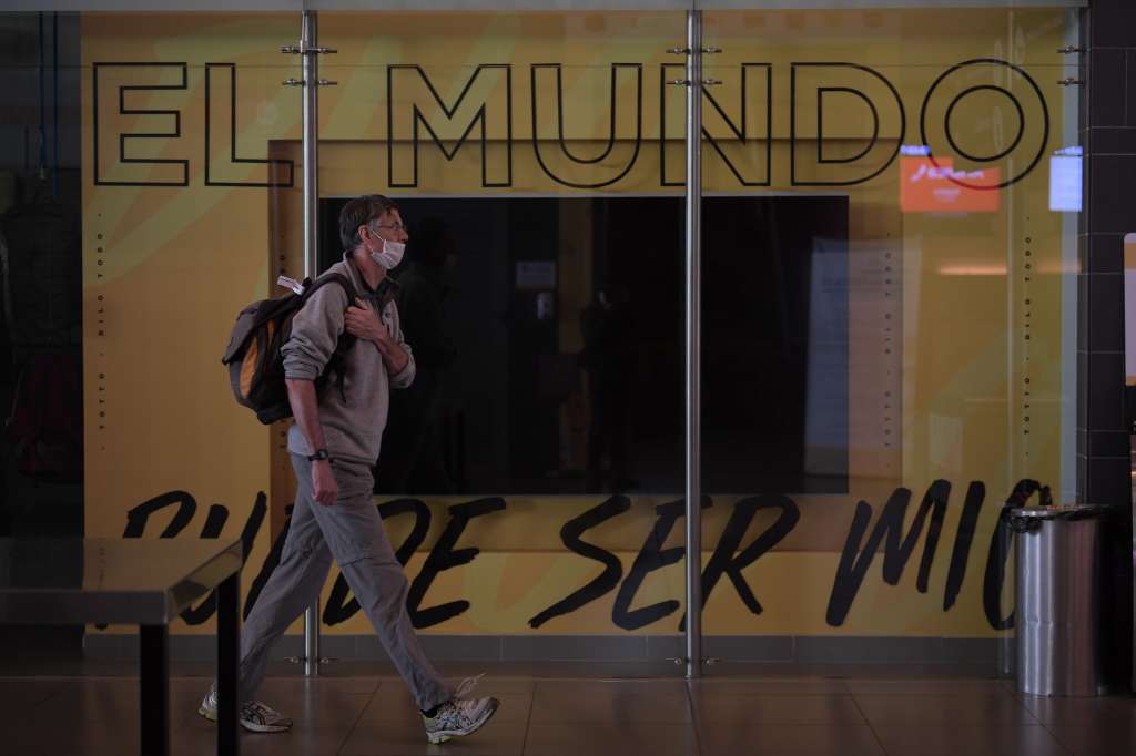 Vuelos internacionales cerrados causada por la pandemia del Covid-19, el aeropuerto instaló varias camas para los pasajeros que están varados en esta terminal aérea.