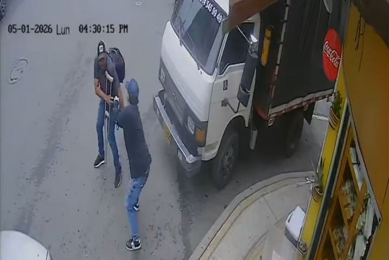 ⁠En video: delincuentes robaron 18 millones de pesos a un hombre en muletas en Girardota