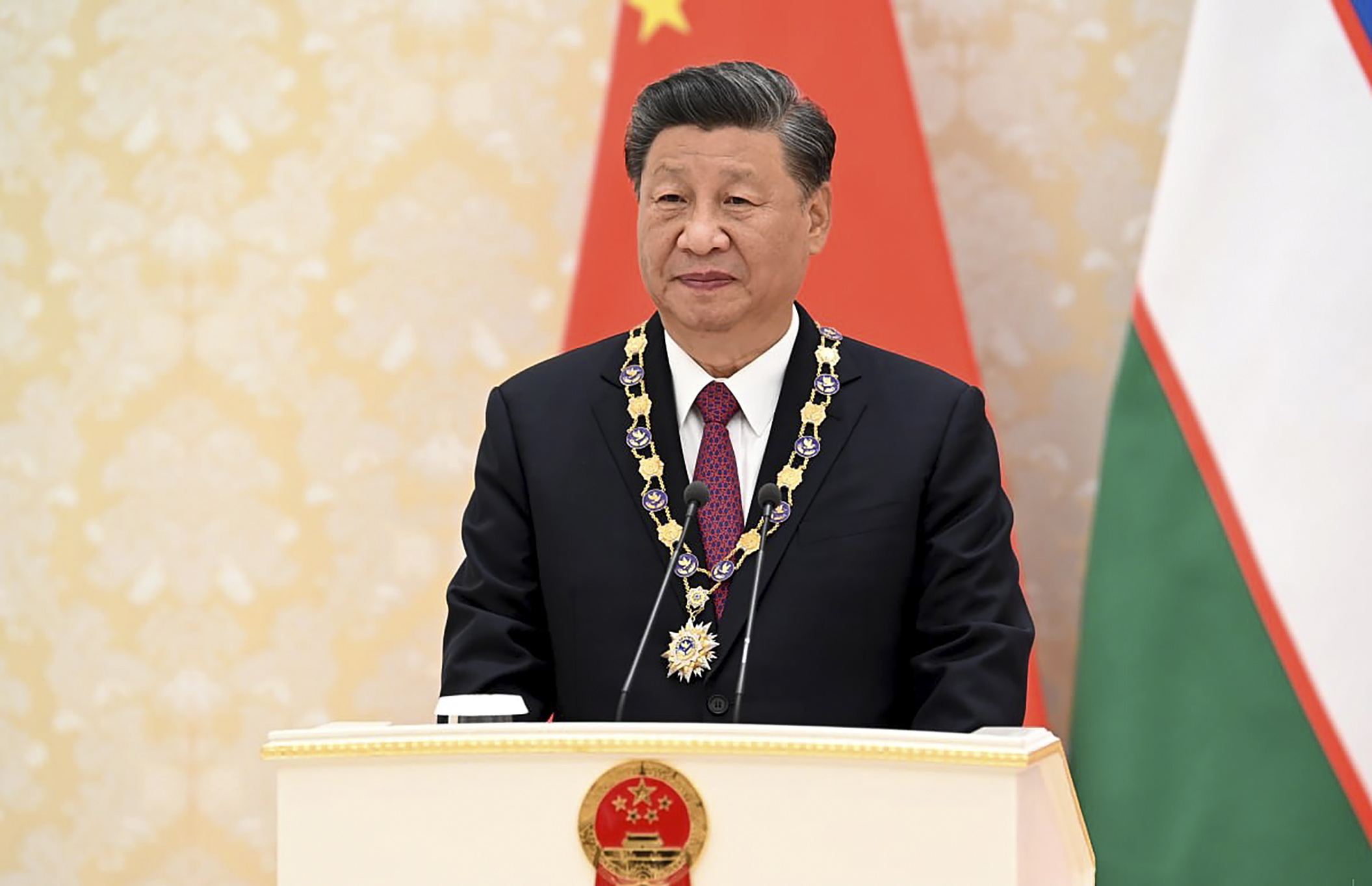 Samarkand (Uzbekistan), 15/09/2022.- A handout photo made available by the Foreign Ministry of Uzbekistan shows Chinese President Xi Jinping speaking after being awarded with the Order of 'Holy Friendship' by his counterpart from Uzbekistan (not pictured) during their meeting at the Samarkand Congress Center prior the 22nd Meeting of the Council of Heads of State of the Shanghai Cooperation Organization (SCO) in Samarkand, Uzbekistan, 15 September 2022. The SCO is an international alliance founded in 2001 in Shanghai and composed of China, India, Kazakhstan, Kyrgyzstan, Russia, Pakistan, Tajikistan, Uzbekistan and four Observer States interested in acceding to full membership - Afghanistan, Belarus, Iran, and Mongolia. (Afganistán, Bielorrusia, Kazajstán, Kirguistán, Rusia, Tadjikistan) EFE/EPA/FOREIGN MINISTRY OF UZBEKISTAN / HANDOUT HANDOUT EDITORIAL USE ONLY/NO SALES