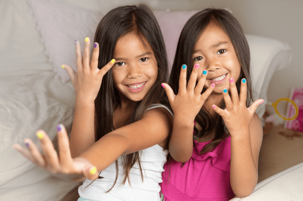 ¿Estás buscando inspiración para completar el disfraz de tu hija, y te faltan el diseño de sus uñas? Acá te traemos 5 ideas de uñas de Halloween para niñas de las que te puedes inspirar.