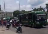 En Barranquilla, mujer embarazada cayó de un bus en movimiento y está en una UCI