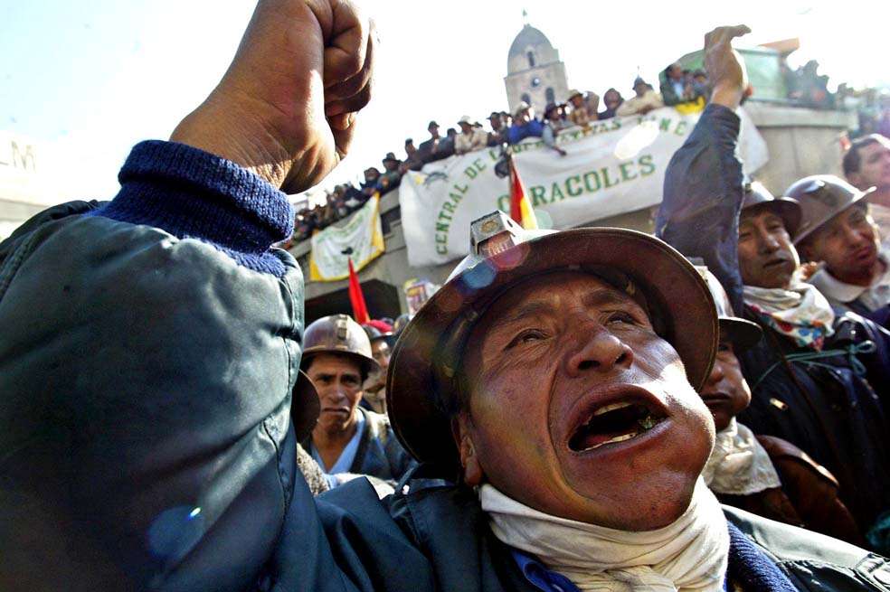 El mambeo de hoja de coca es una tradición de la población indígena boliviana. / AFP