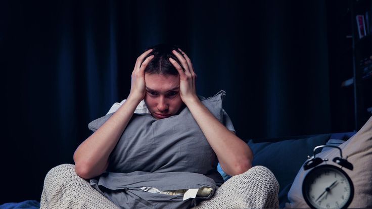 ¿Cómo dejar de sobrepensar todo? Experto en fortaleza mental usa estas 2 palabras