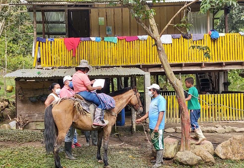 En medio de la cuarentena por COVID-19, la Institución Educativa Pedro Fermín de Vargas y los guardaparques del Parque Nacional Natural Farallones de Cali, llegan hasta los hogares de niños que no tienen acceso a internet. Las viviendas están ubicadas sobre la cuenca del río Anchicayá, zona con función amortiguadora del Área Protegida en el municipio de Dagua.
