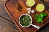 Disfruta de un exquisito chimichurri en solo cinco pasos