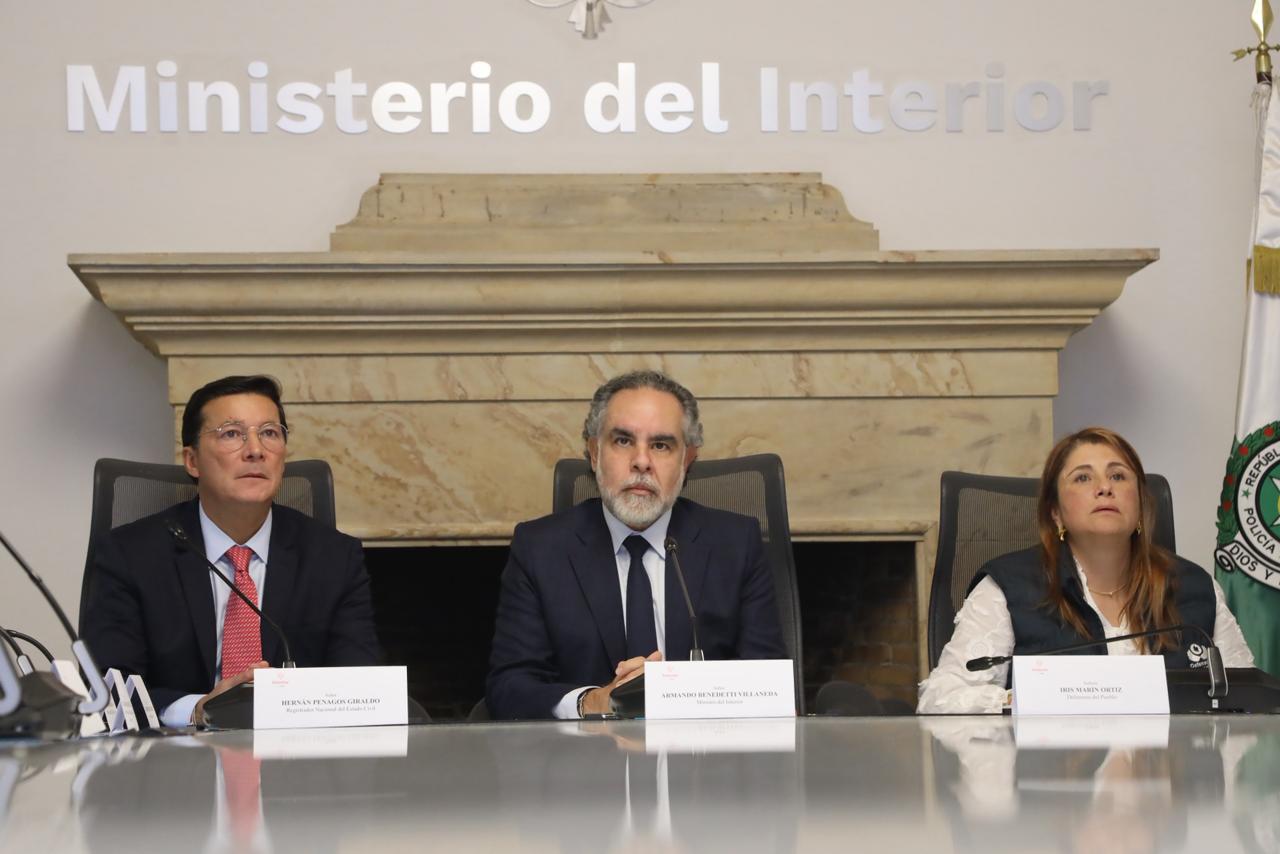 De izquierda a derecha: Registrador Hernán Penagos; Ministro del Interior Armando Benedetti y Defensora del Pueblo Iris Ortíz.