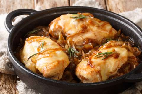 Así se prepara un sabroso pollo con cebolla caramelizada