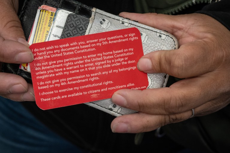 La tarjeta roja que todos los migrantes quieren en el EE. UU. de Trump