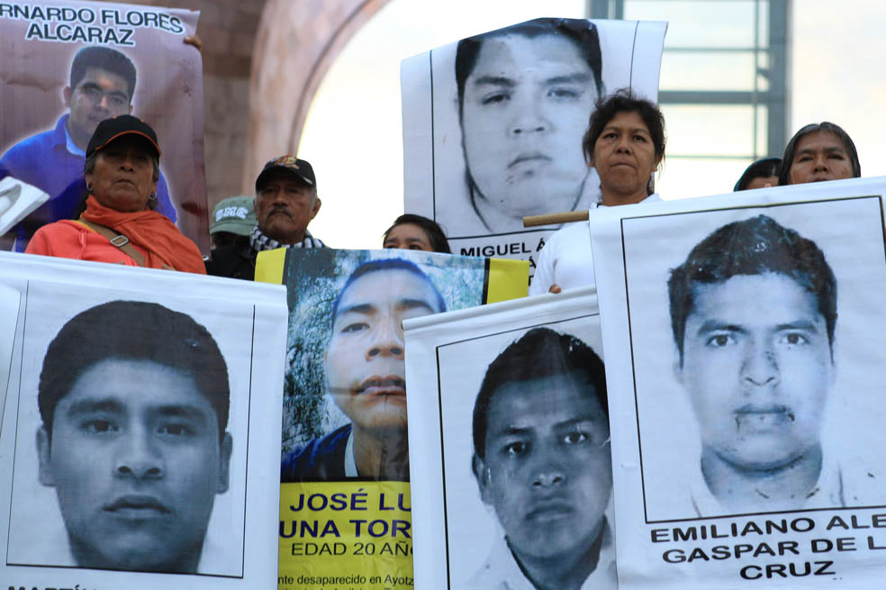 Según la fiscalía federal, los 43 chicos habrían sido asesinados, sus cuerpos incinerados y las cenizas arrojadas. / AFP