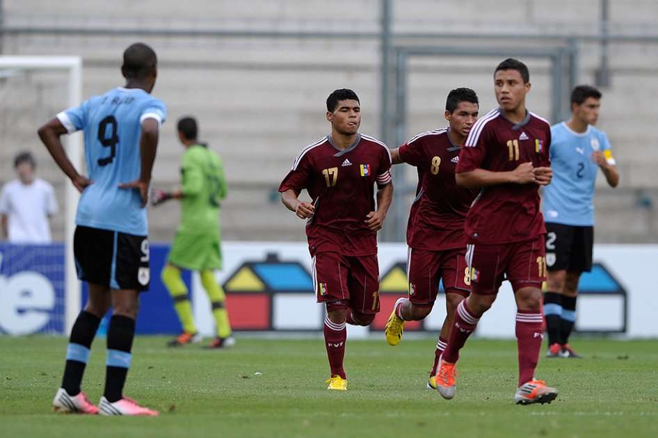 Jugadores de Venezuela apuran el paso tras anotar un gol a Venezuela. / AFP
