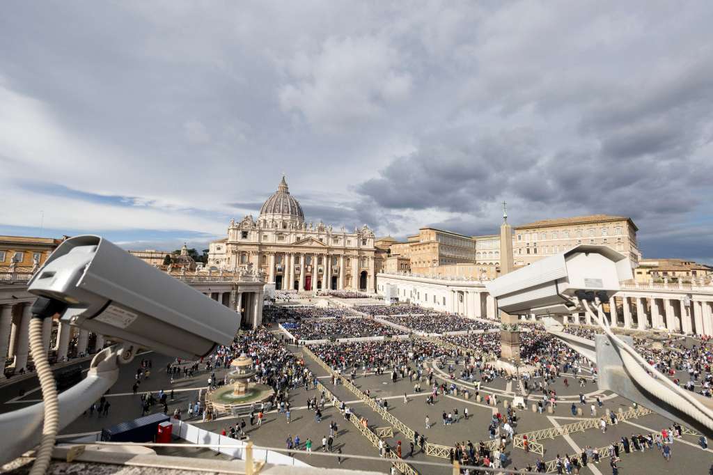Vatican City (Vatican City State (holy See)), 20/10/2024.- A view of the Holy Mass and canonization of 14 saints led by Pope Francis at the Saint Peter's Square in the Vatican City, 20 October 2024. Pope Francis is presiding over the canonization of 14 people, including eleven men - eight Franciscan friars and three lay Maronites - known collectively as the 'Martyrs of Damascus' murdered in 1860. (Papa, Damasco) EFE/EPA/MASSIMO PERCOSSI