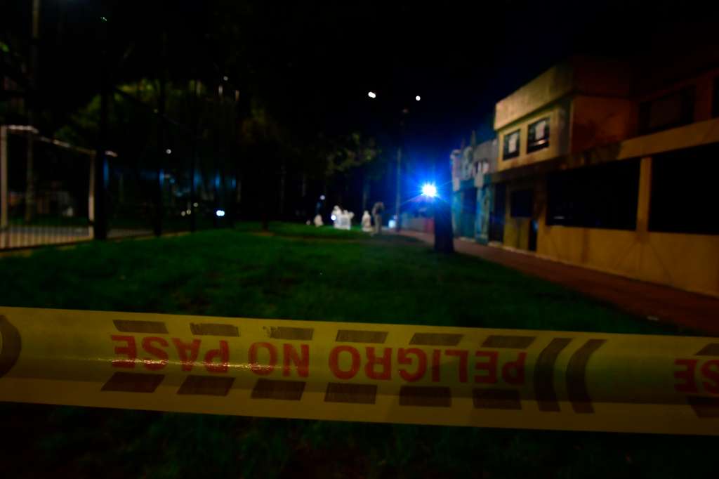 Miembros del CTI de la Fiscalía y la Dijín de la Policía inspeccionan el parque el golfito de Modelia, lugar del atentado perpetrado a Miguel Uribe Turbay.