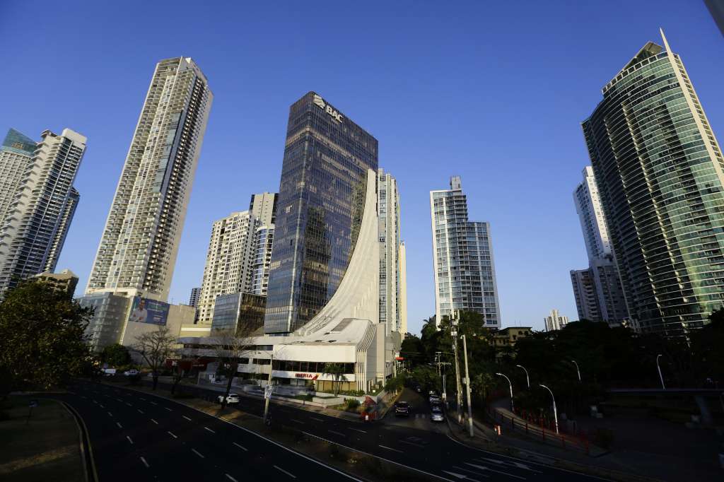 AME5497. CIUDAD DE PANAMÁ (PANAMÁ), 05/03/2024.- Vista general este martes de la Ciudad de Panamá (Panamá). La Ciudad de Panamá busca posicionarse como destino de inversión inmobiliaria frente a otras urbes más saturadas y con altos precios como Miami, destacando su localización, costos comparativamente más bajos, su seguridad o la estabilidad política, según destaca el informe Panama Report sobre el sector que se presenta este martes en la capital panameña. Así, frente a cantidades de 15.000 dólares el metro cuadrado en Miami, 40.000 dólares en Nueva York, 42.000 dólares en Londres o 25.000 dólares en Dubái, el metro cuadrado en Ciudad de Panamá se sitúa en 4.000 dólares. EFE/ Carlos Lemos