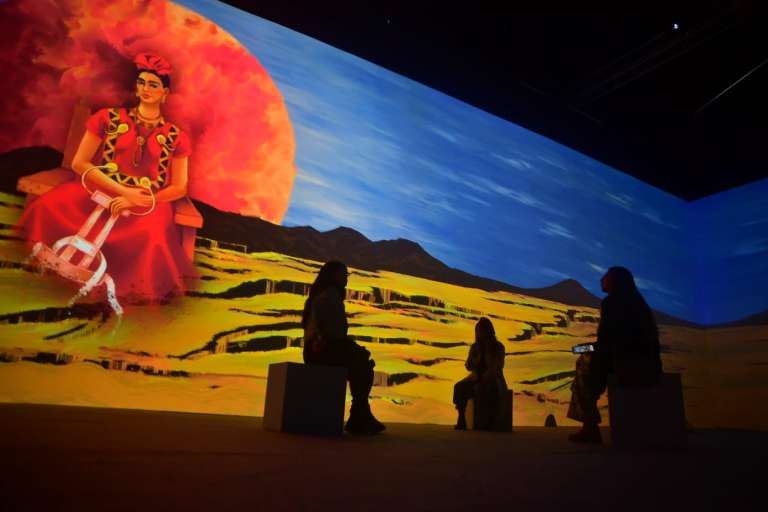 La exposición inmersiva “Vida y obra de Frida Kahlo” cuenta una historia no lineal de la artista, que incluye sus orígenes, pensamientos, obras, influencias y los dos accidentes de su vida, como afirmaba ella: el del tranvía y Diego Rivera, quien fue su esposo, entre otros.